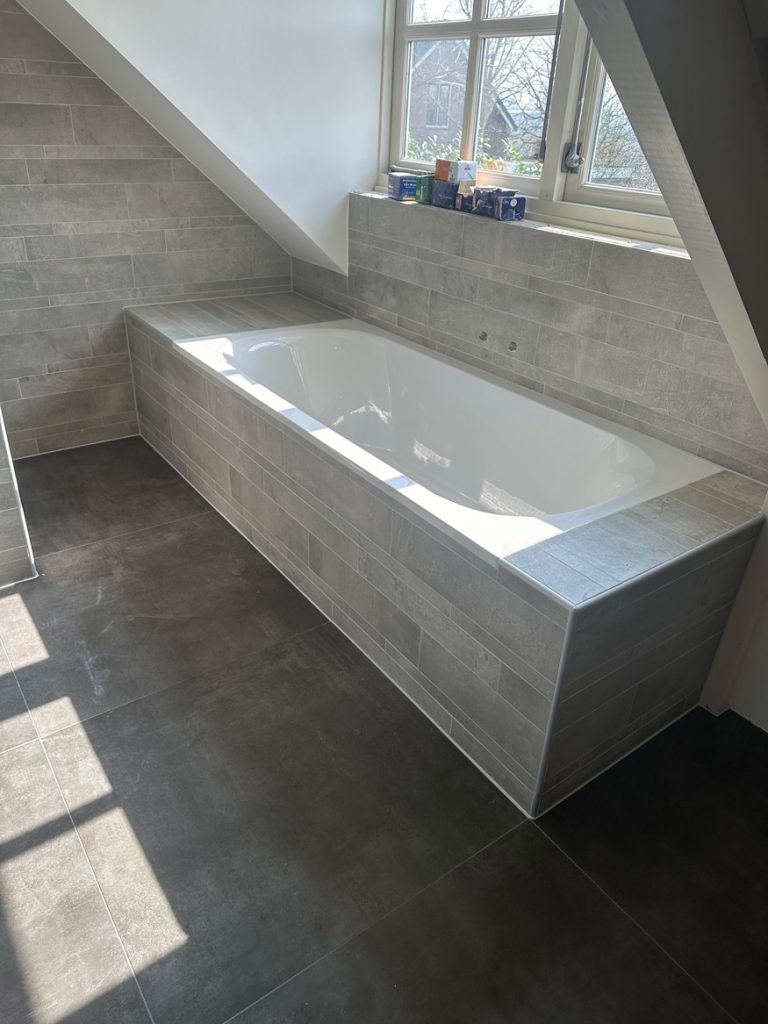 Badkamer met bad installatie Dinteloord